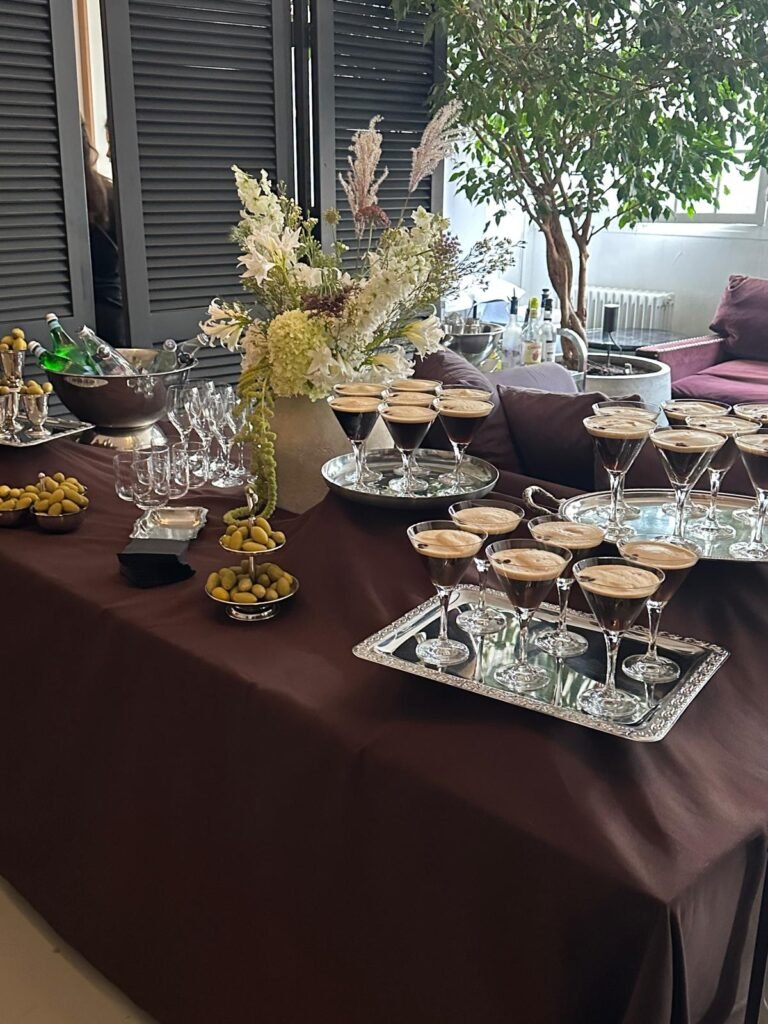 Buffet de présentation Shake & Bar avec verrines, cocktails et dressage raffiné pour événement privé.