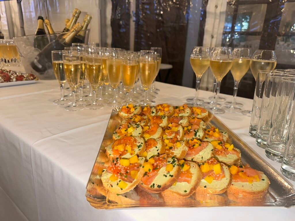 Buffet de présentation Shake & Bar avec verrines, cocktails et dressage raffiné pour événement privé.